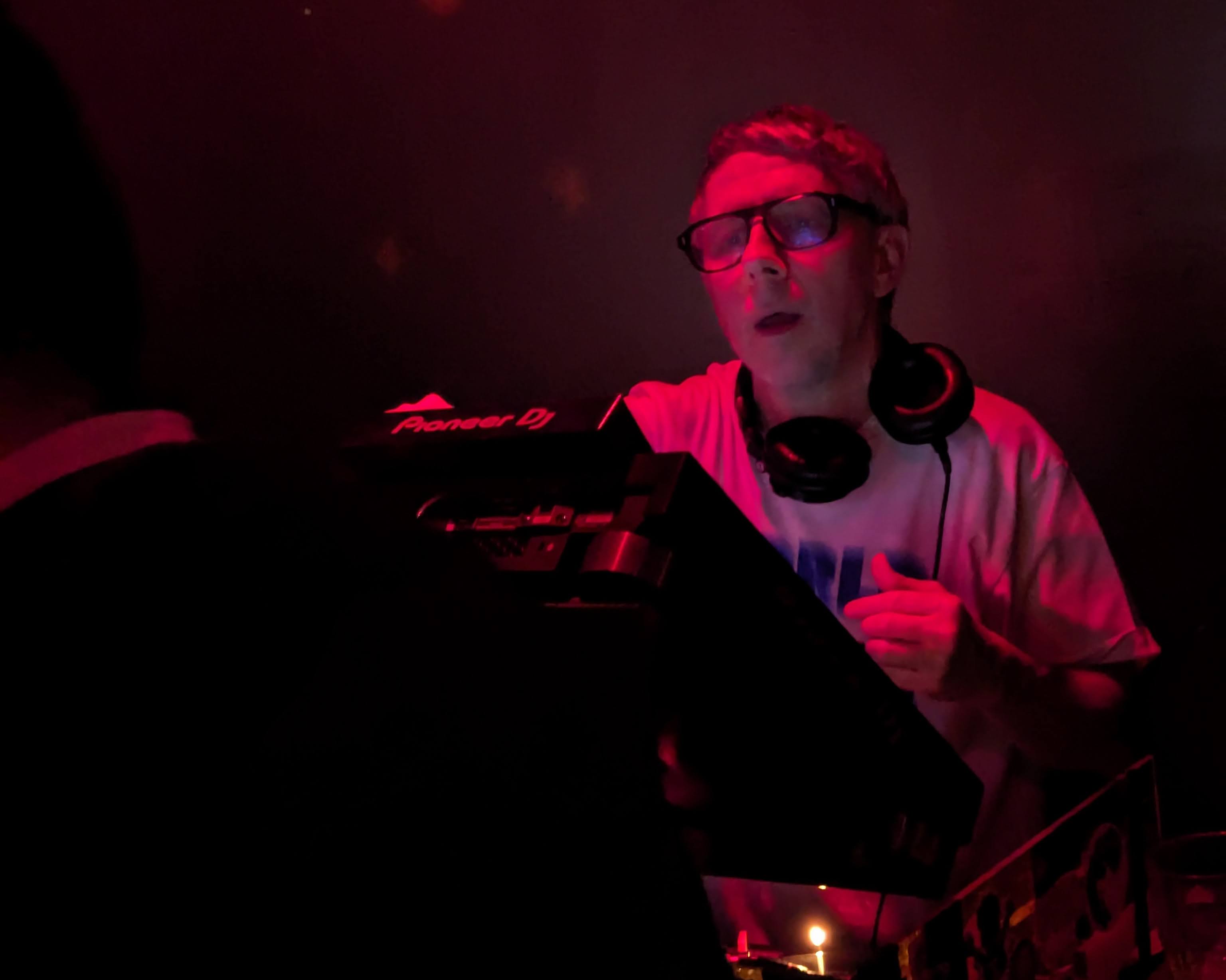 A photograph of Gilles Peterson DJing